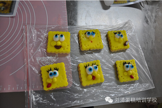 【刘清亲子烘焙后续】幸福周末，我与爸爸妈妈一起制作海绵宝宝翻糖饼干
