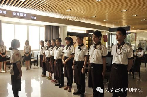 刘清广州西点培训学校早会文化：如此熟悉的一幕，你是否印象深刻？