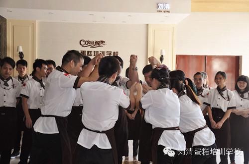 刘清广州西点培训学校早会文化：如此熟悉的一幕，你是否印象深刻？