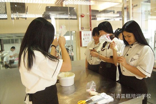 刘清西点培训学校的快乐时光，雷婷婷老师与她的学生们！