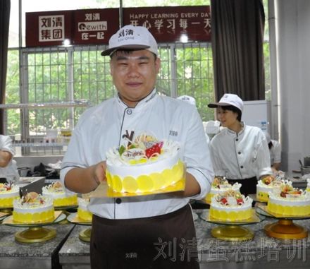 生日怎么过？来刘清广州蛋糕培训学校学做蛋糕为自己送祝福