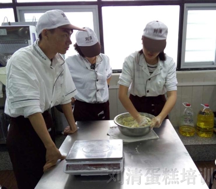 在家DIY 不如来刘清烘焙培训学校学专业技术！