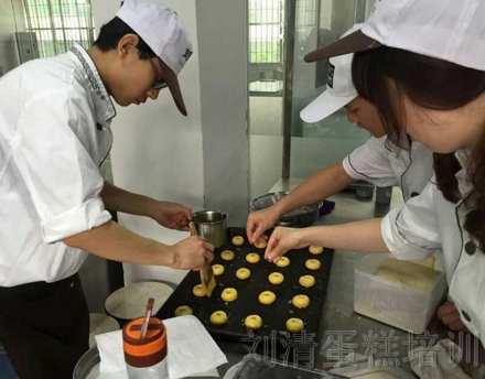 专注烘焙，总会成为专家【广州烘焙培训学校】