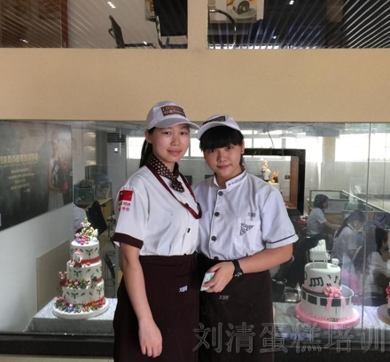 时光如剑！刘清广州蛋糕培训学校又一届学员毕业了！