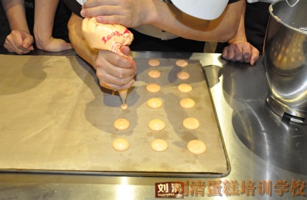 在刘清广州烘焙培训学校，没有失败的马卡龙！