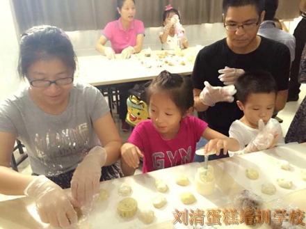 如此大型温馨月饼DIY活动，你一定没见过！【蛋糕培训学校】