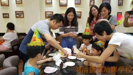 寿星诞辰，刘清蛋糕培训学校祝钟懿小朋友生日快乐！