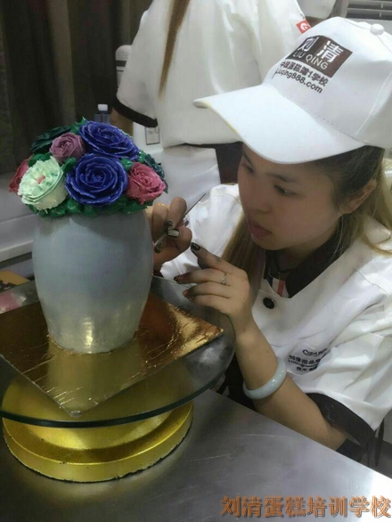 刘清蛋糕裱花学习班的作品比比谁更美？