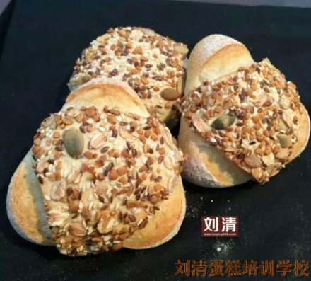 你若问我爱刘清烘焙学校有多深，面包代表我的心！