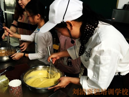 这么多中国银行人员聚集在刘清，难道是…【蛋糕培训学校】