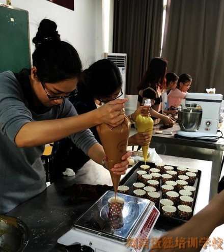 这么多中国银行人员聚集在刘清，难道是…【蛋糕培训学校】