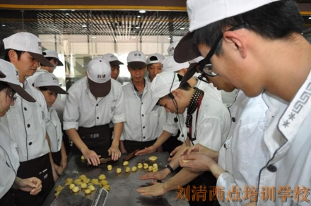 刘清生日蛋糕培训班学员如此文艺清新私房蛋糕店，想不盈利都难！