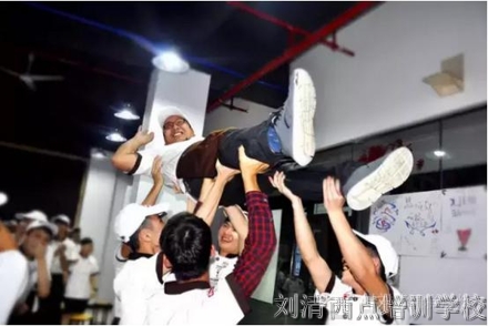 【毕业了】在刘清蛋糕西点培训学校，他们留下欢声和笑语，也留下了感动和泪水！
