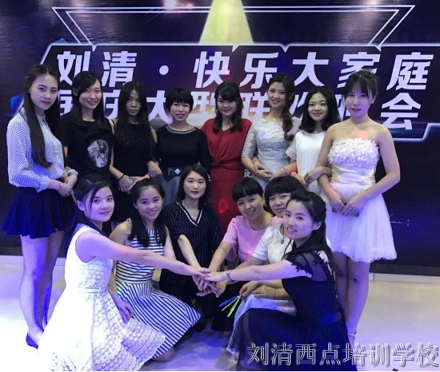 西点培训学校国庆晚会哪家强？这学校整得最闪亮！