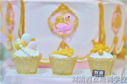 蛋糕西点培训学校ins网红火烈鸟甜品台,婚礼上最流行的趋势