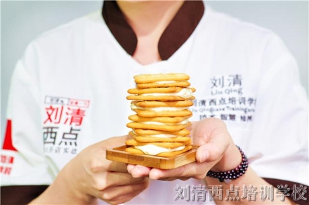 刘清烘焙西点培训学校学员手中的牛轧饼干，现在已经卖疯啦!