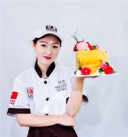 厉害，她在这个蛋糕培训学校课堂上发出一组韩式裱花蛋糕，却火了！