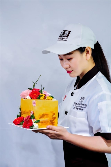 看到他们在这家蛋糕培训学校完成的韩式裱花蛋糕，您能做出几个？