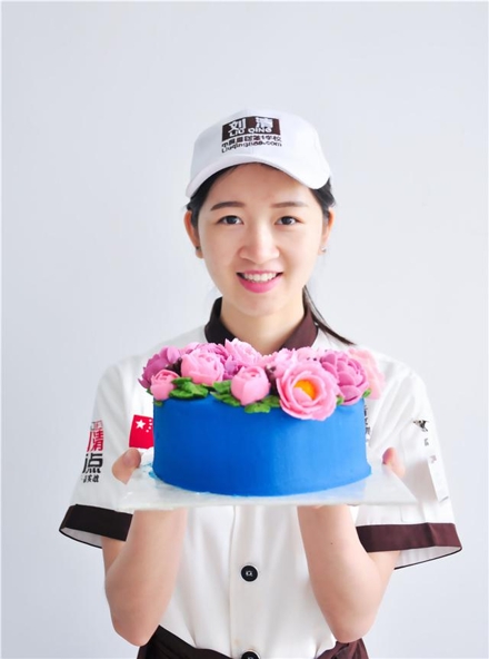 看到他们在这家蛋糕培训学校完成的韩式裱花蛋糕，您能做出几个？