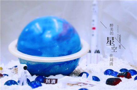 火爆朋友圈的网红星空蛋糕在刘清西点烘焙学校可以免费学啦！