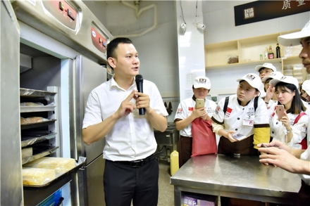 刘清西点蛋糕培训学校独家开店特训营学员在店面实战上课